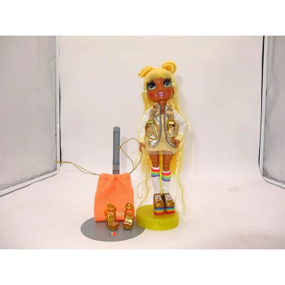 Rainbow High Cheer Series Sunny Madison Fashion Doll‎ Stand and New Accessories